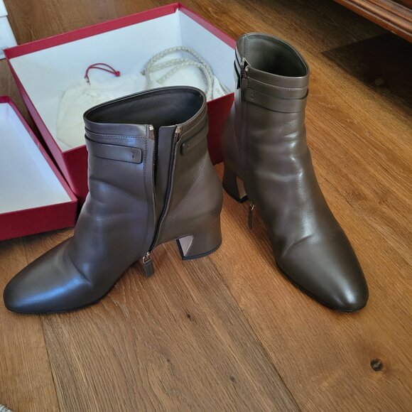 Beautiful Salvatore Ferragamo Booties, like new!  Size 9 - Picture 4 of 8